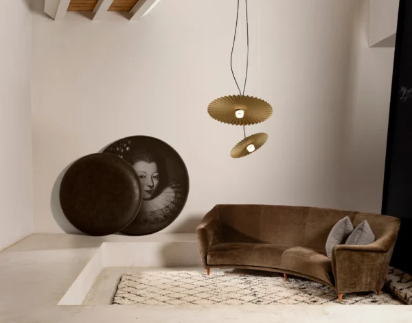 Fotografie cu artistul Gonzaga dintr-o galerie de artă
