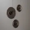 Lampa suspendată Zen într-o prezentare de still life