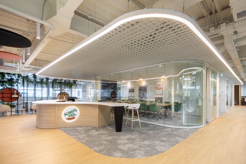 Interior modern de birou cu sală din sticlă