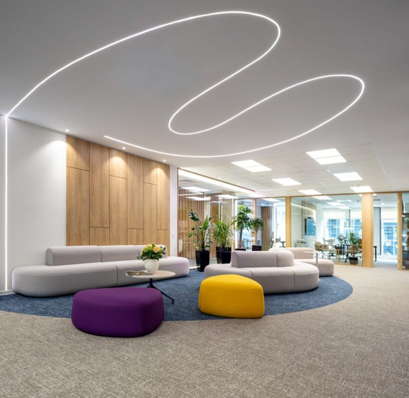 Spațiu lounge modern într-un birou contemporan