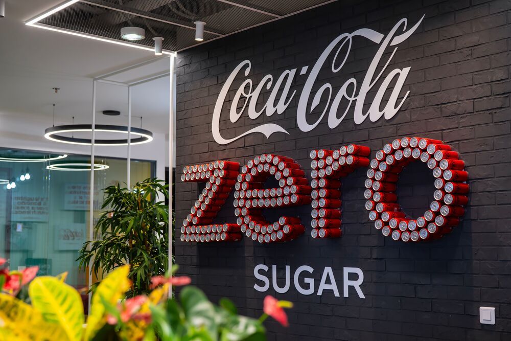 Logo Coca-Cola Zero Sugar pe perete decorativ