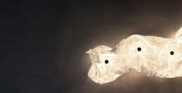 Fantome din hârtie luminată pe fundal întunecat