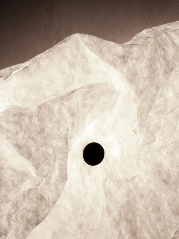 Hârtie albă șifonată cu cerc negru central