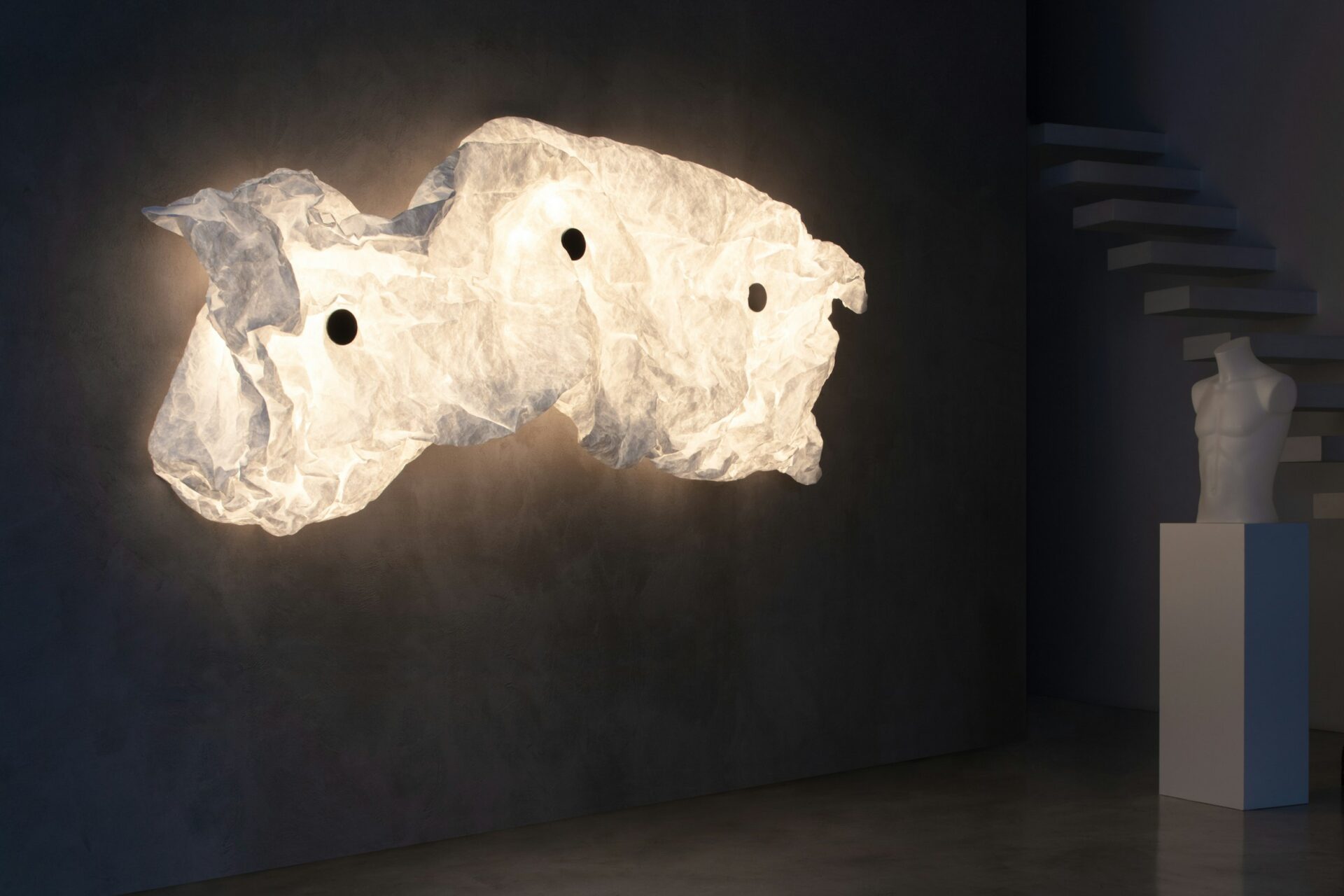 Instalație luminoasă din hârtie pe perete