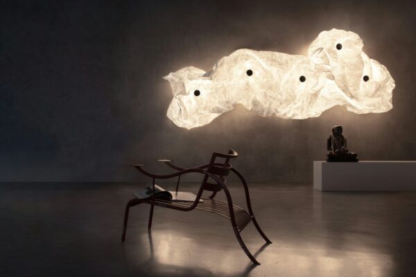 Instalație artistică cu nor luminos și scaun modern