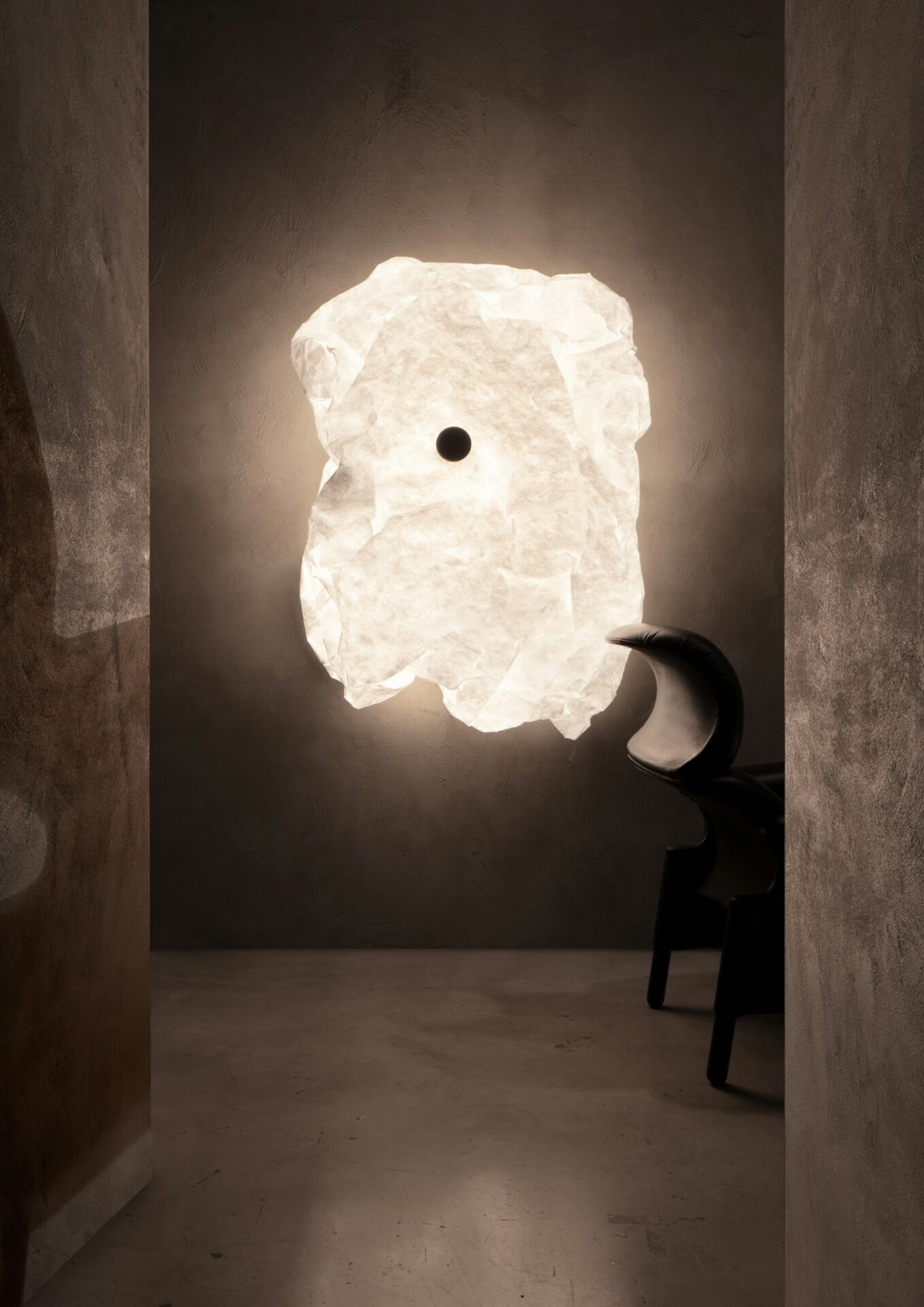 Lampă murală artistică într-un interior modern minimalist