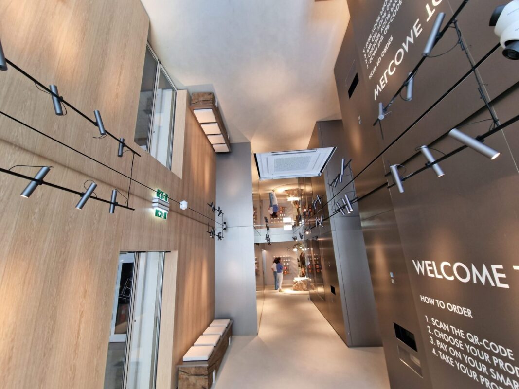 Interior modern cu corpuri de iluminat expuse