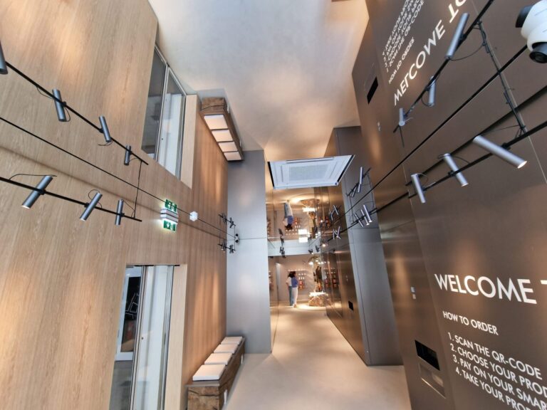 Interior modern cu corpuri de iluminat expuse