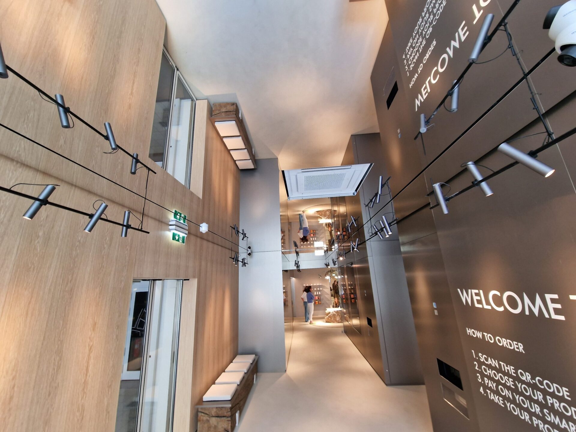 Interior modern cu corpuri de iluminat expuse