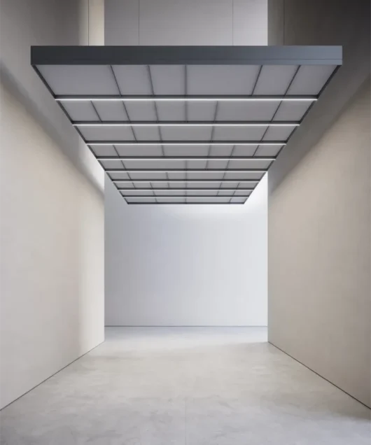 Coridor minimalist cu tavan suspendat iluminat modern