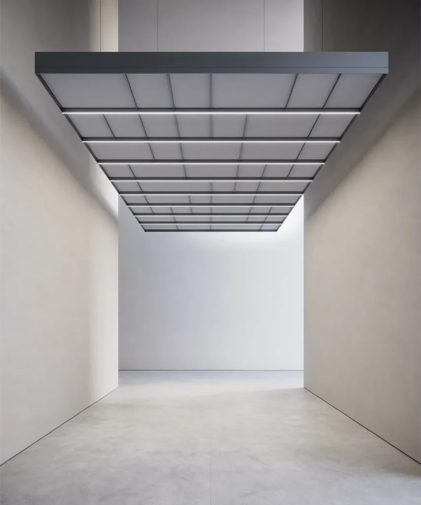 Coridor minimalist cu tavan suspendat iluminat modern