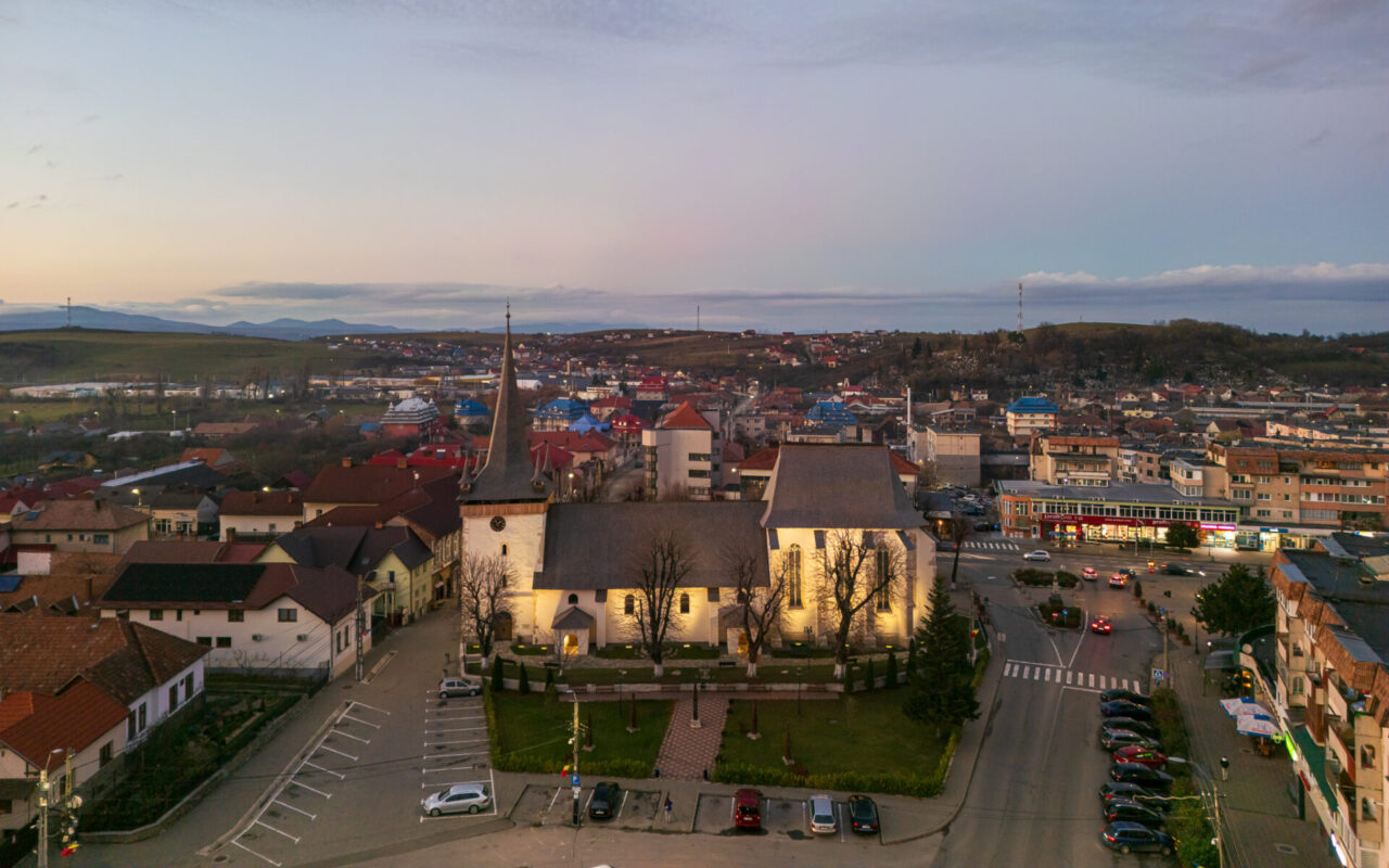 Vedere aeriană cu biserică centrală la apus