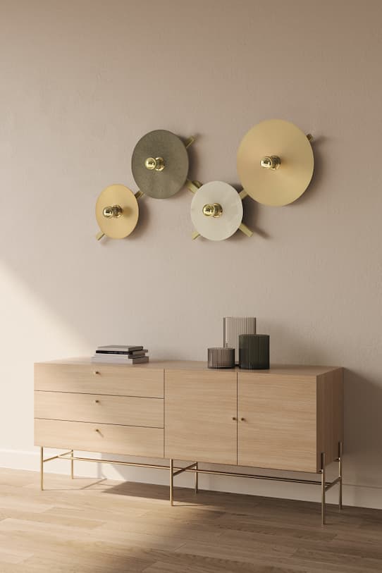 Comodă modernă din lemn cu lampă decorativă