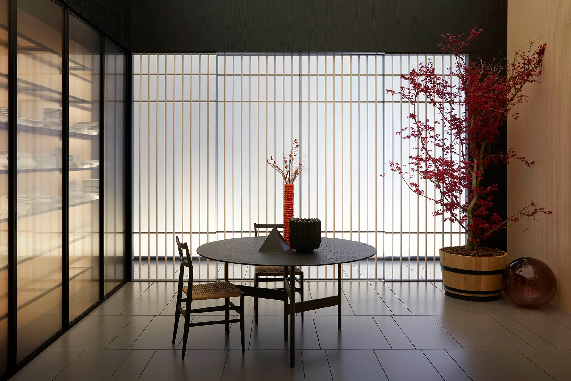 Interior japonez minimalist cu masă și arțar roșu